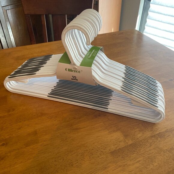 15-pack bendable plastic, lightweight hangers with non-slip grips - Picture 1 of 12